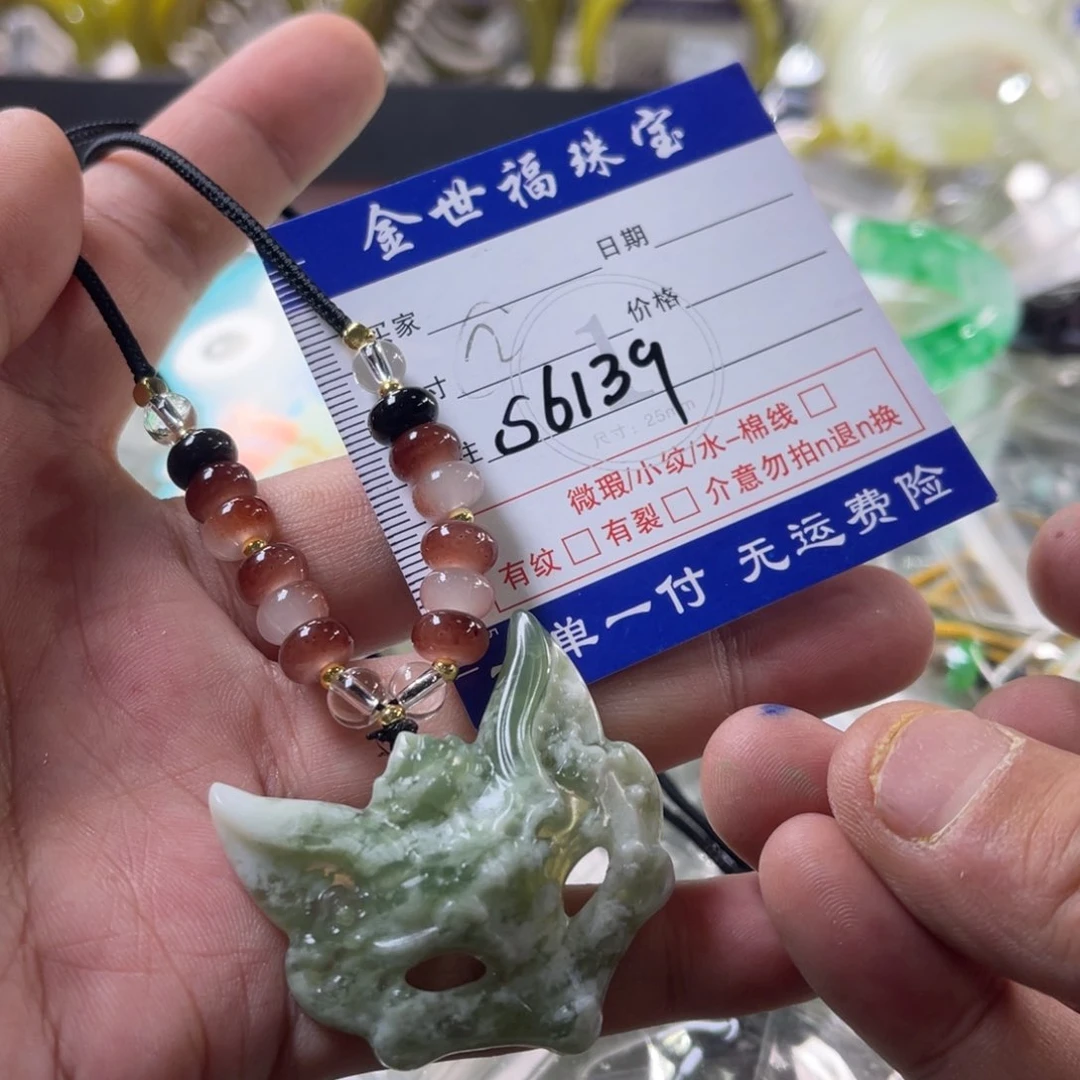 蛇纹石玉颈饰未镶嵌