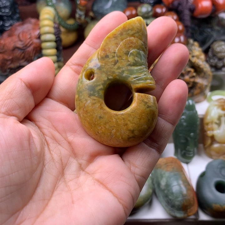 岫岩河磨玉（透闪石质玉）未镶嵌把件似****事