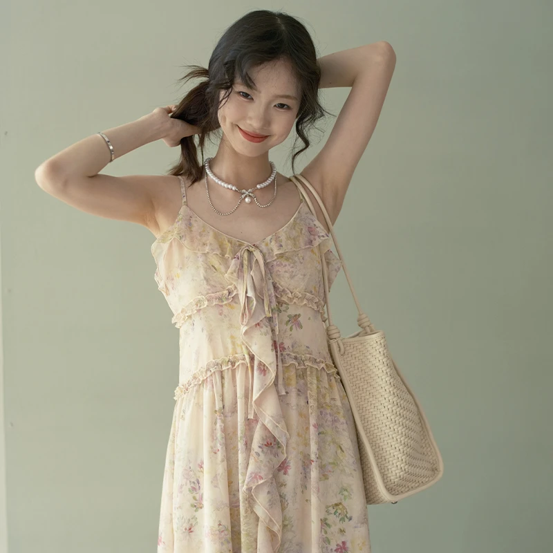 南法假日碎花吊带连衣裙女2025夏季新款温柔风收腰荷叶边无袖长裙