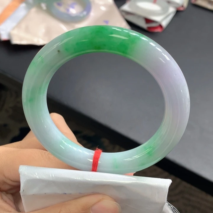 翡翠手镯未镶嵌翡翠