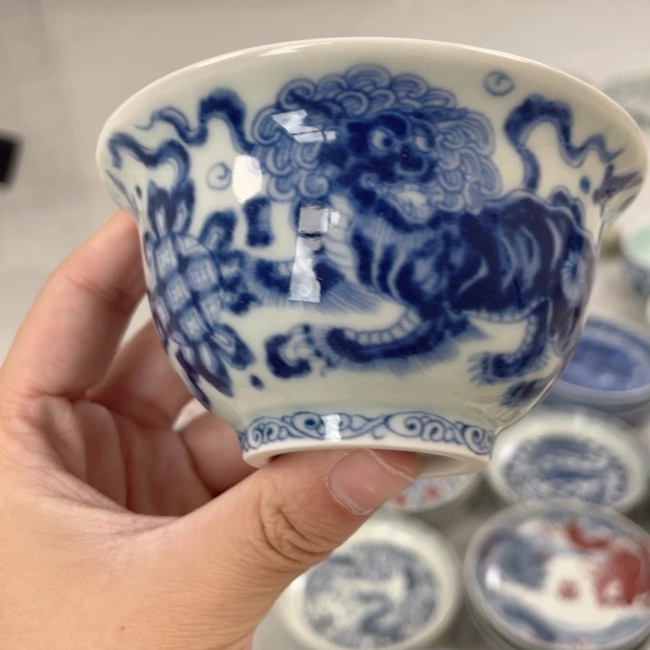 瓷片景德镇青花狮子滚绣绣主人杯