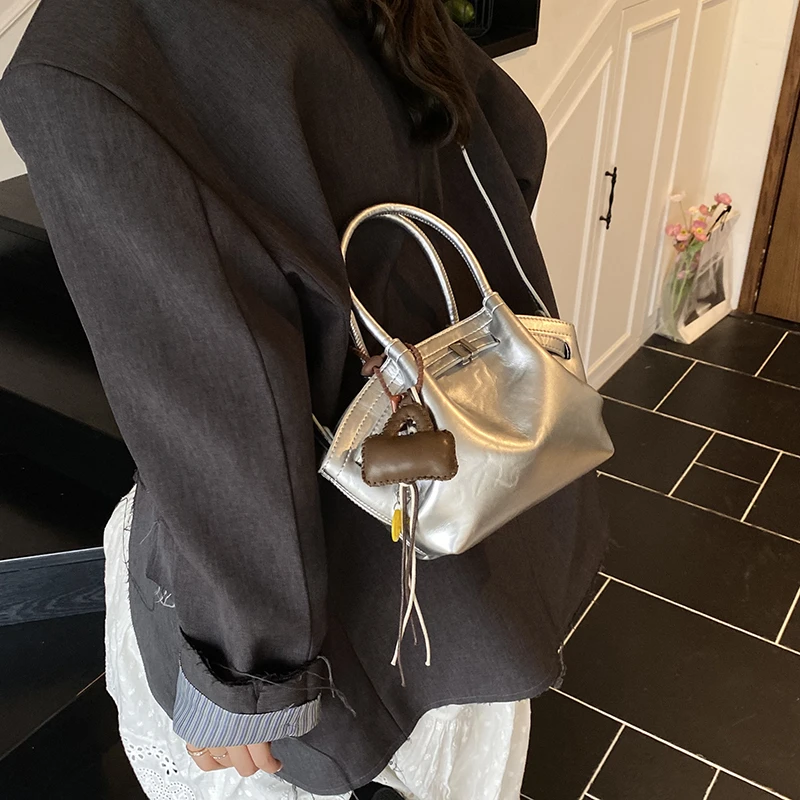 时尚百搭单肩斜挎包高级感小众设计手提包饺子包女包2025新款