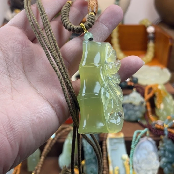 蛇纹石玉未镶嵌吊坠