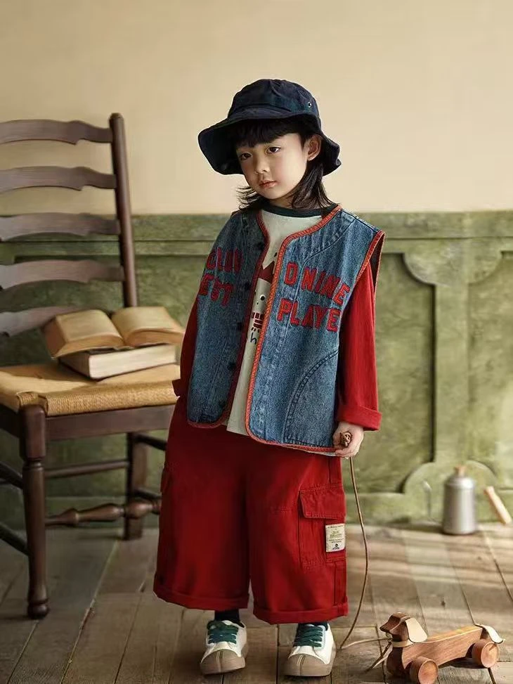 儿童春秋三件套2025春季新款撞色包边马甲卡通打底衫休闲裤子套装