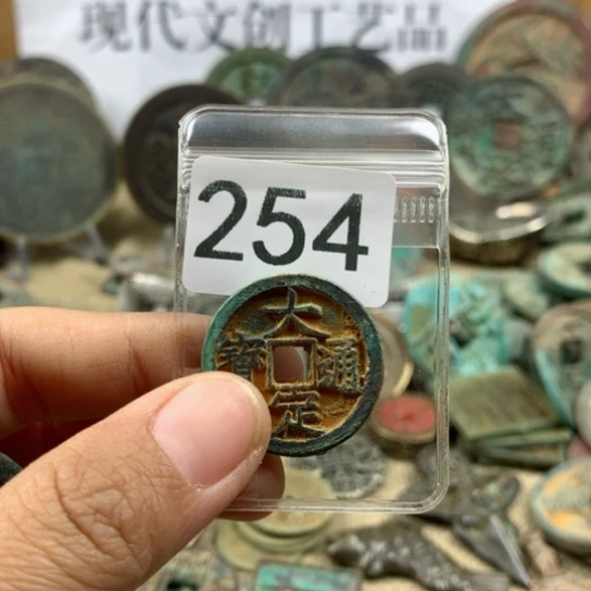 铜酒***士现代文创工艺品
