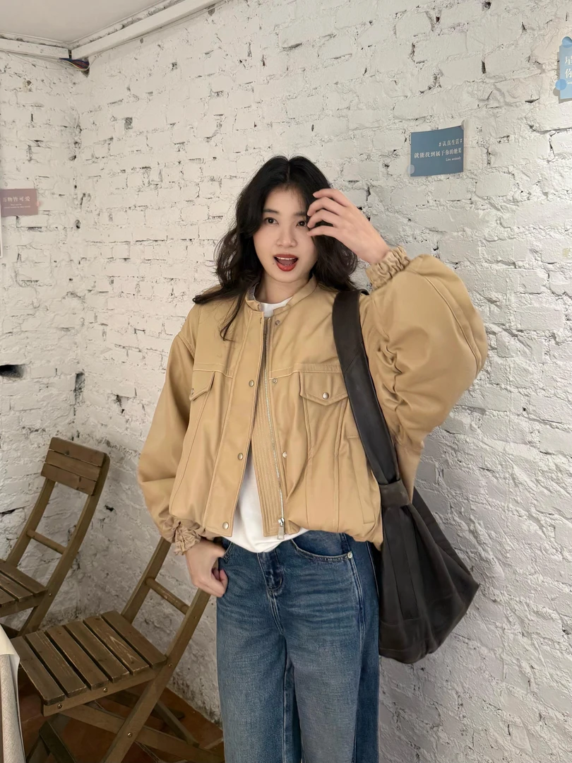 卡其色麂皮绒短外套女2025秋季新款洋气减龄夹克上衣百搭牛仔裤