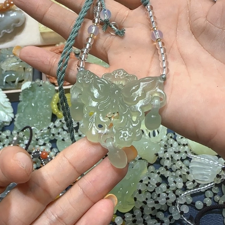 未镶嵌蛇纹石玉吊坠