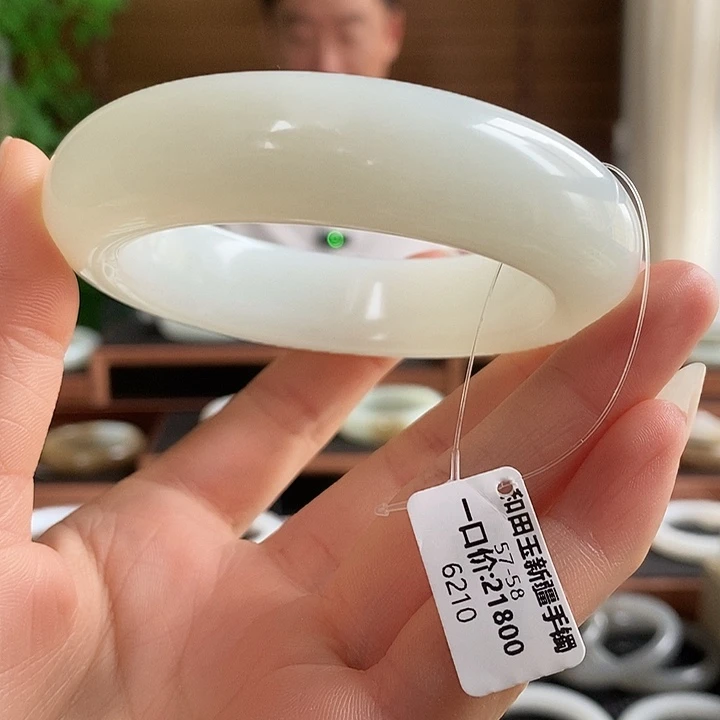 未镶嵌手镯和田玉6210