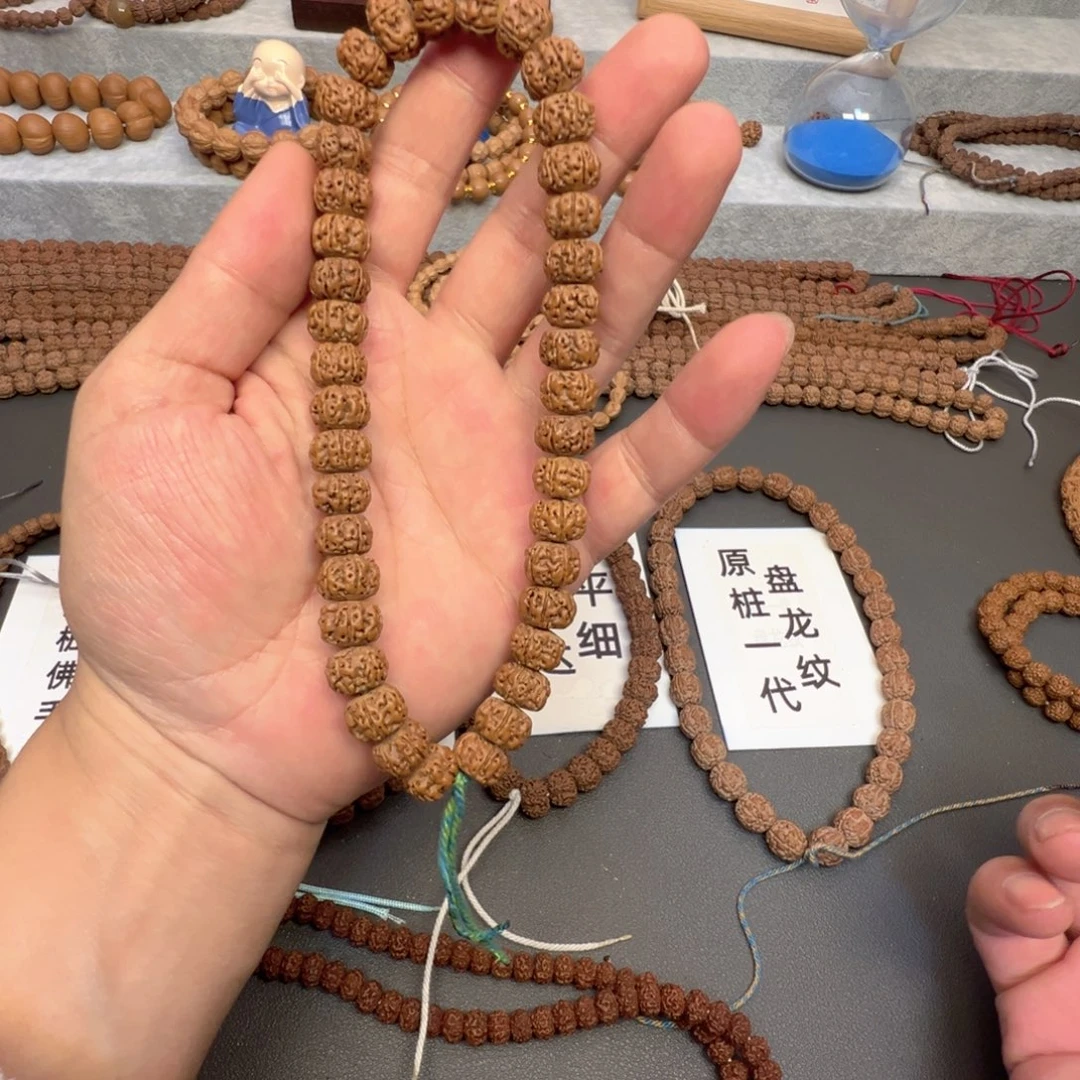 手串金刚菩提树王小金刚龙切手持一条闭眼入