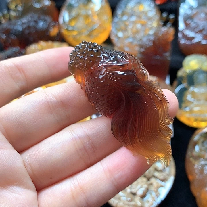 裸石琥珀未镶嵌金鱼吊坠