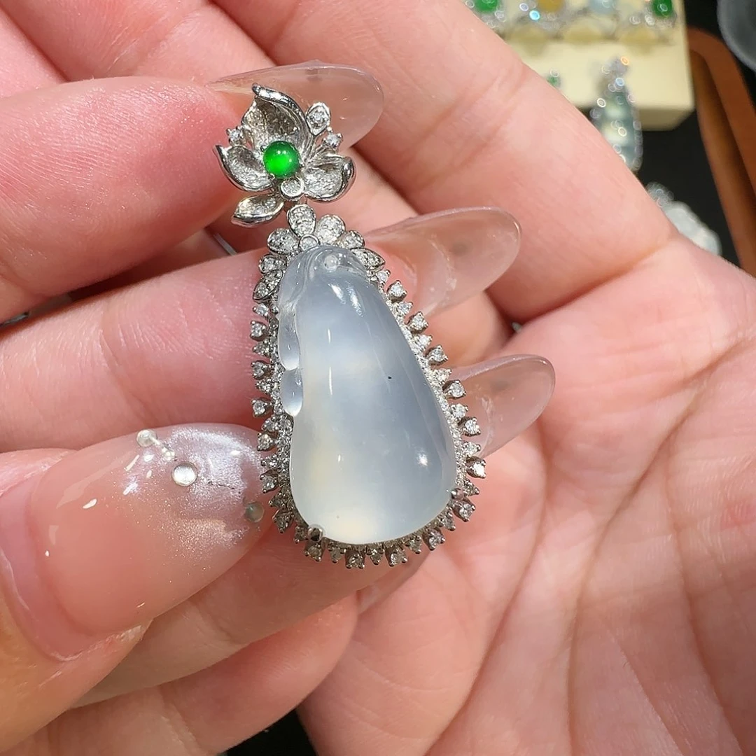 【闪购商品】颈饰18K金镶嵌翡翠