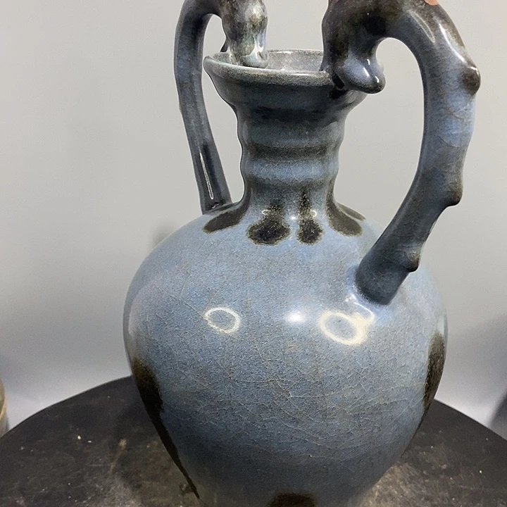 官窑双龙瓶造型独特