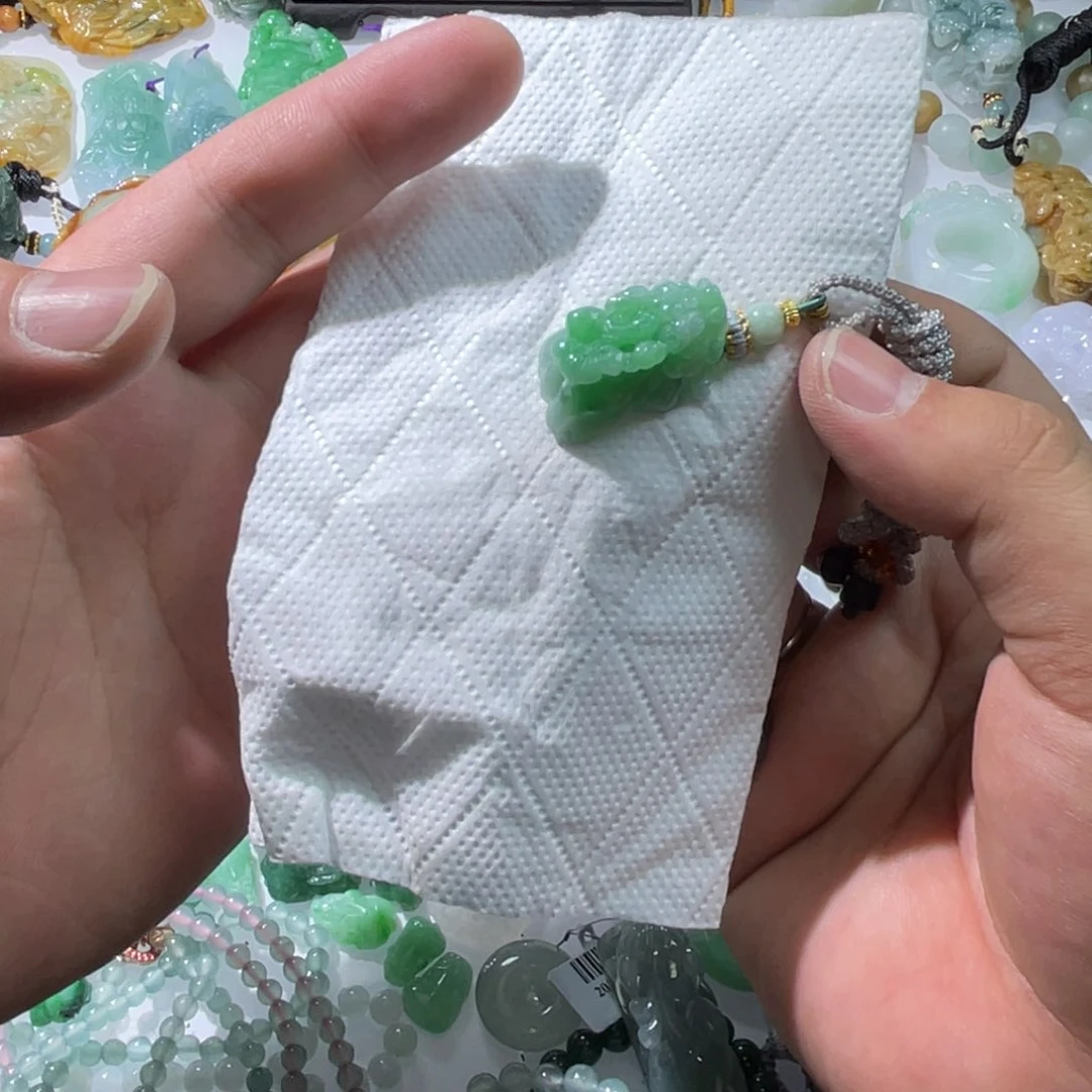 翡翠颈饰未镶嵌落**悔天然