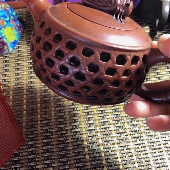 紫砂茶壶战*机原矿泥料手工制作的紫砂壶。
