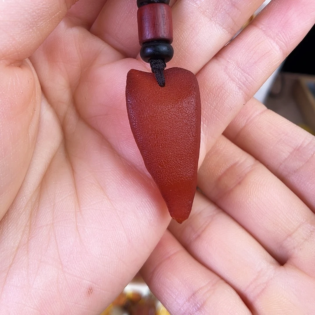 琥珀珠宝奇石未镶嵌。