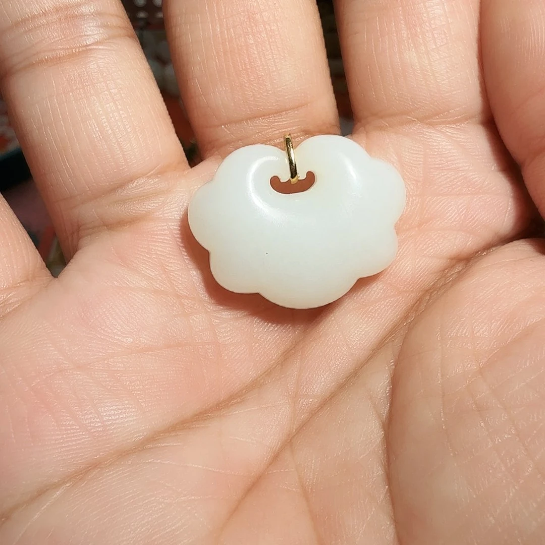 和田玉吊坠18K金镶嵌啦****啥云朵锁厚