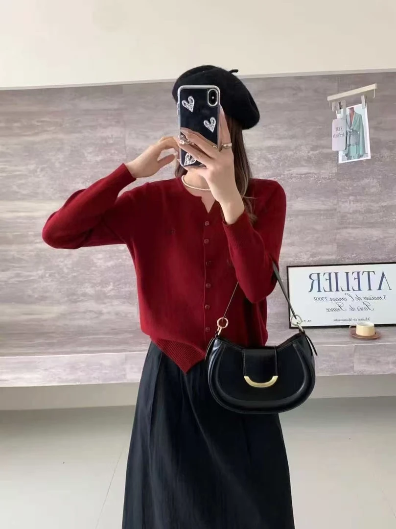 89191秋冬新款简约纯色卡通刺绣圆领单排扣针织开衫