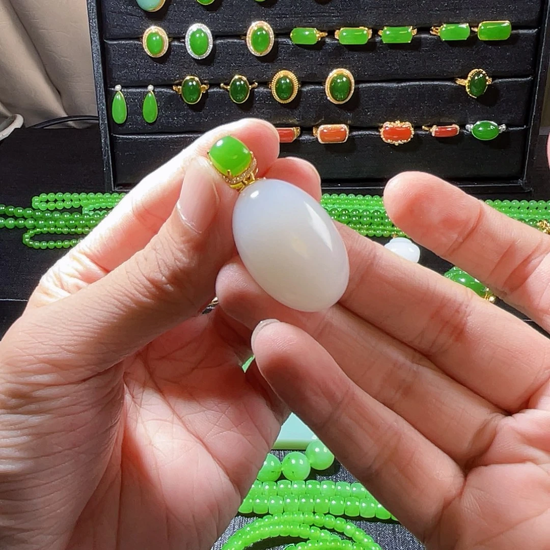 和田玉18K金镶嵌颈饰白玉吊坠苹果绿扣头