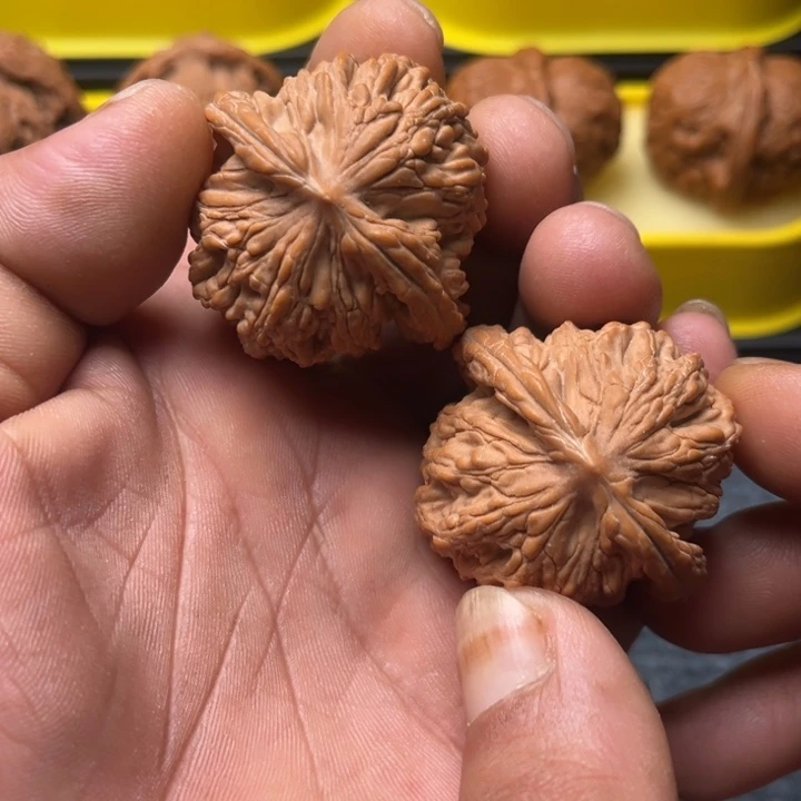 核桃文玩核桃手把件麦穗虎头