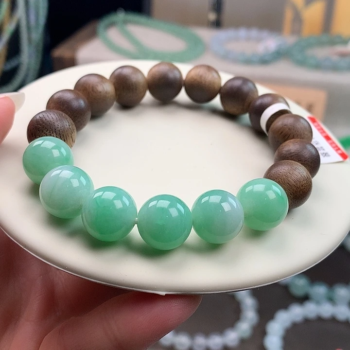 翡翠未镶嵌手链胶润果阳绿+老沉香，品质高，炸