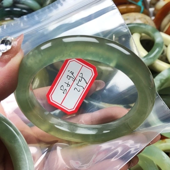 蛇纹石玉手镯未镶嵌吕*驴