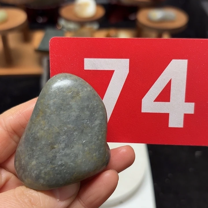 和田玉未镶嵌把件