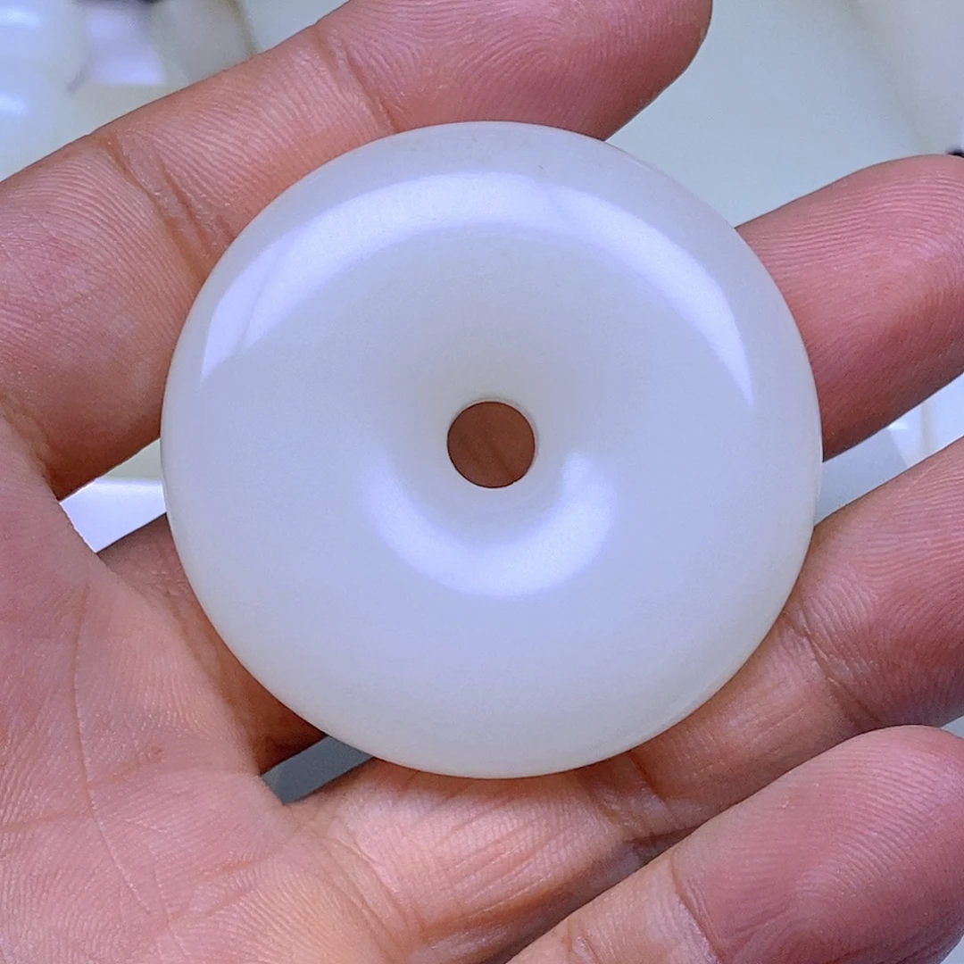 彤***儿和田玉未镶嵌颈饰