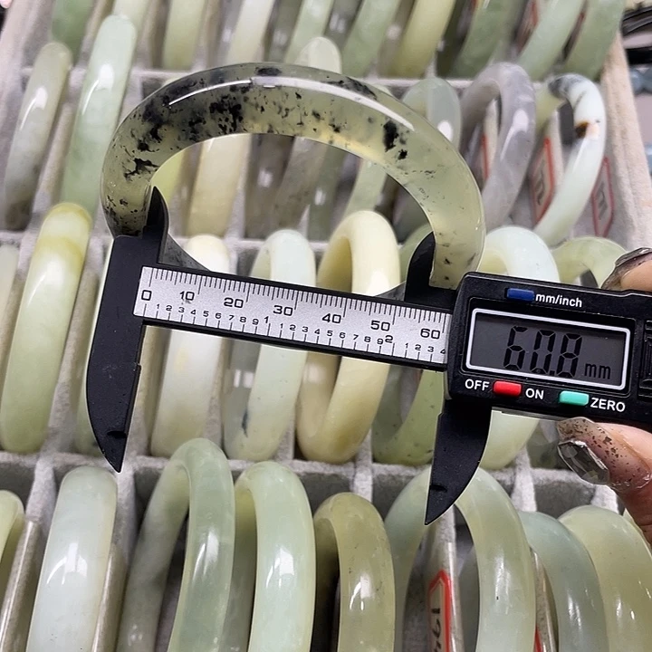 蛇纹石玉未镶嵌手镯171