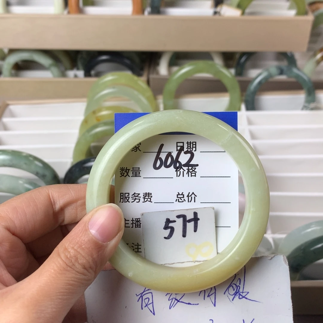 蛇纹石玉手镯未镶嵌6062