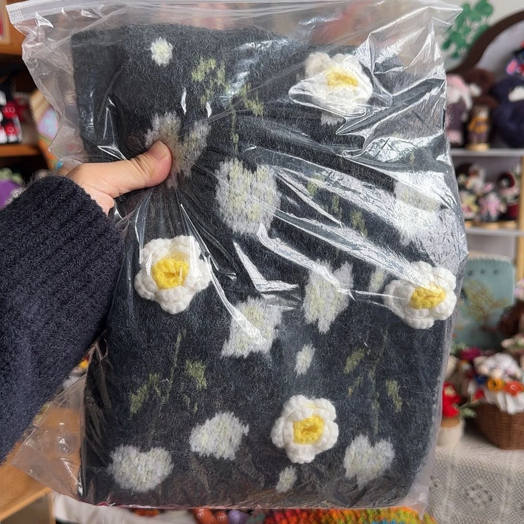 织物羊毛混纺深灰色花朵围巾