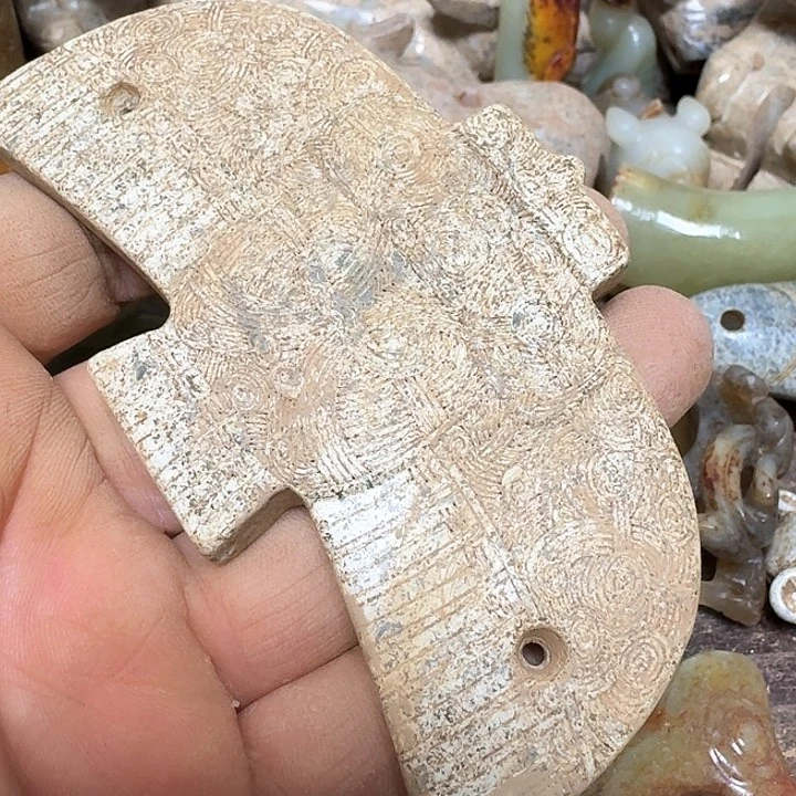 蛇纹石玉颈饰未镶嵌