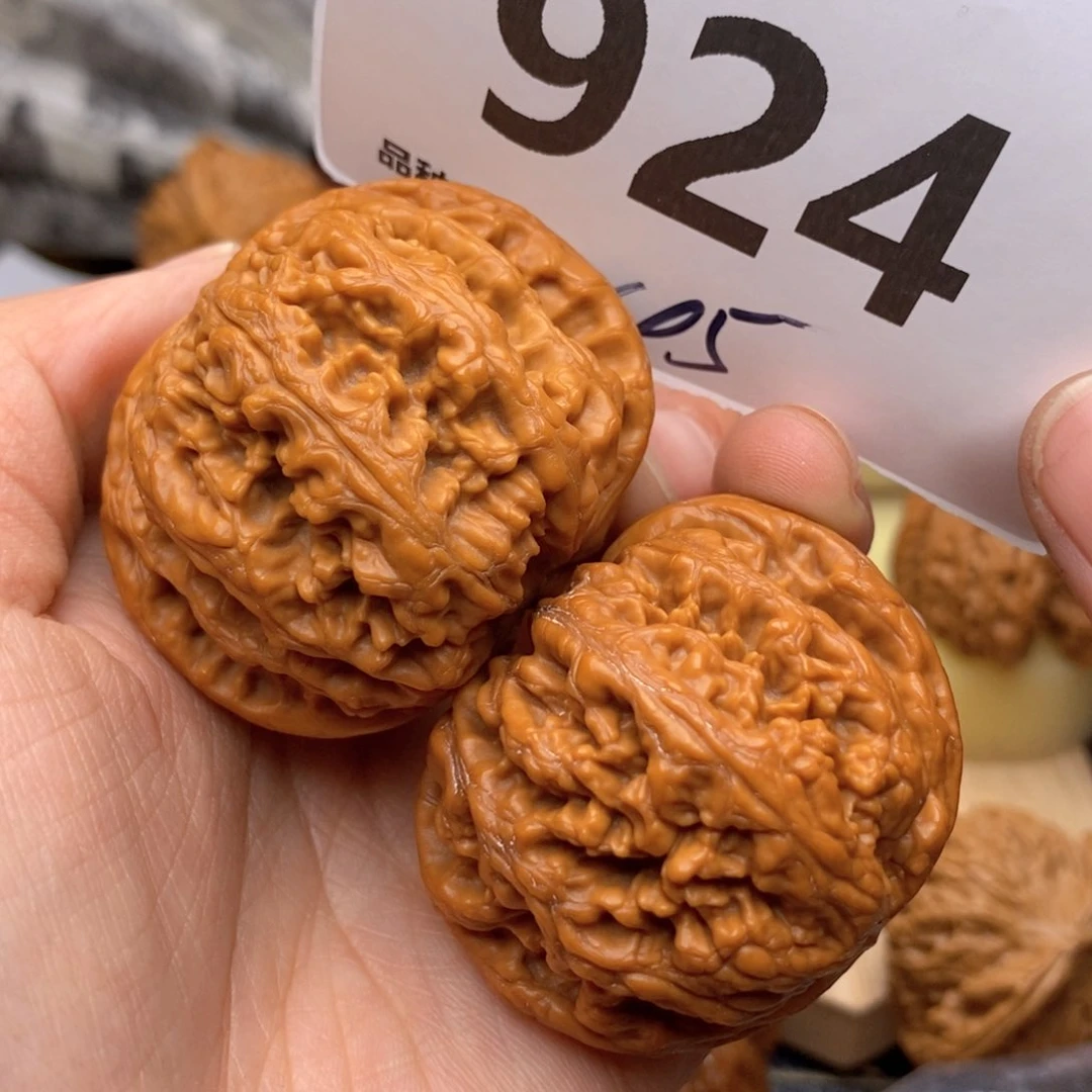 文玩核桃吊坠924号45粗筋