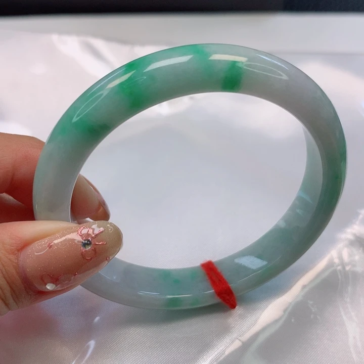 翡翠手镯未镶嵌54圈