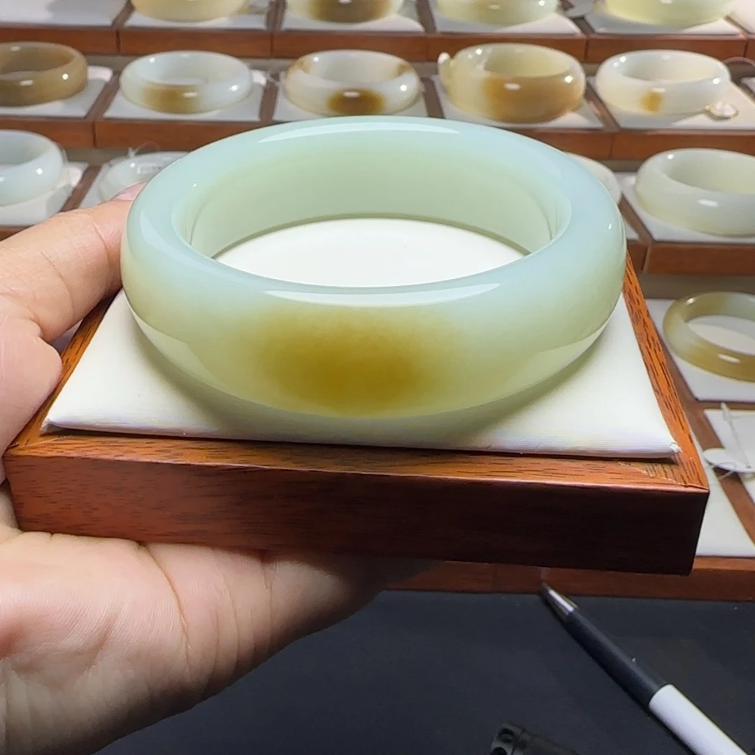 和田玉未镶嵌手镯