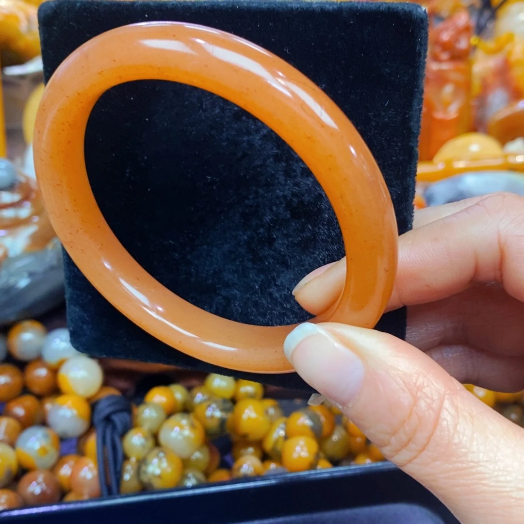 未镶嵌石英质玉（黄龙玉）颈饰