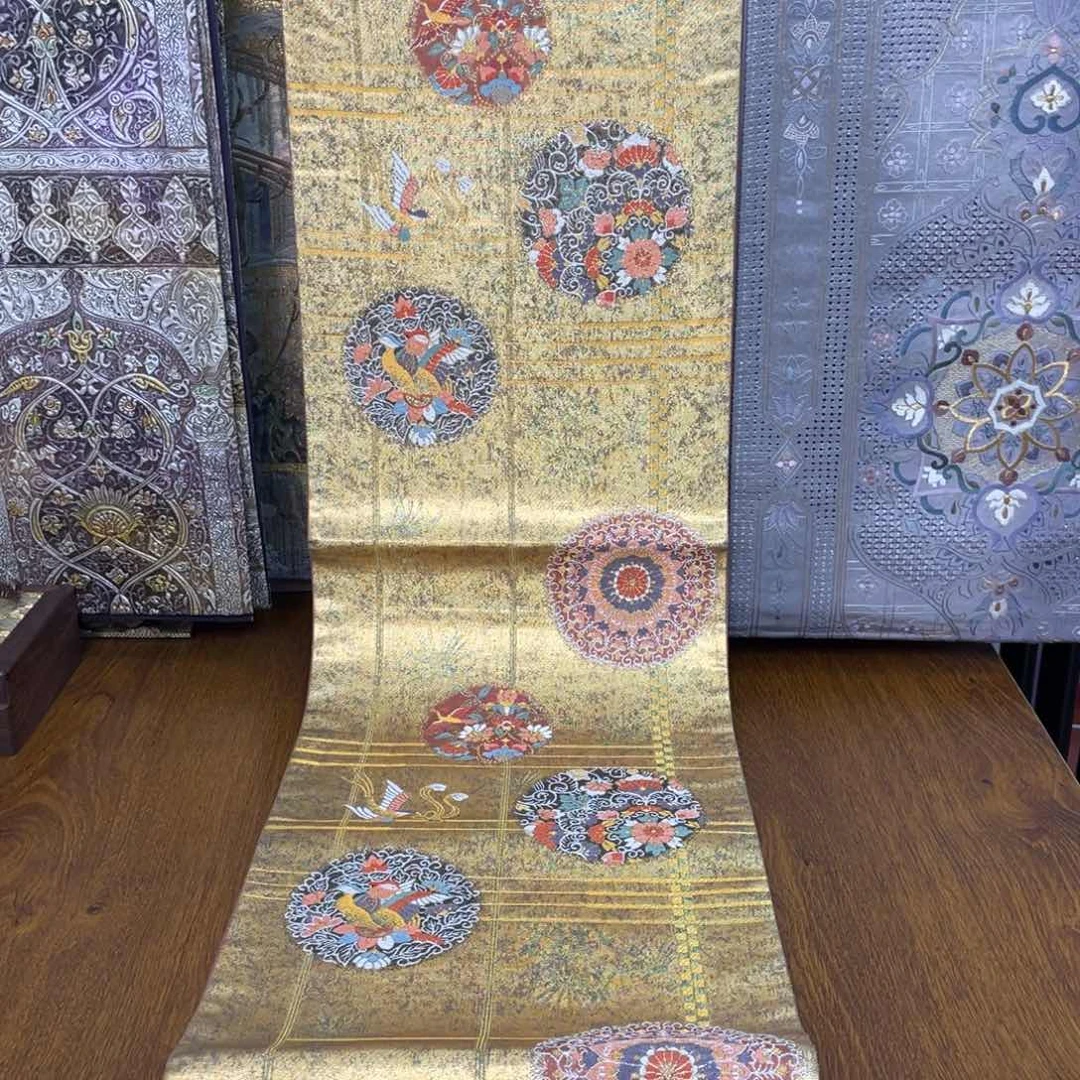 织绣引箔金织宝相