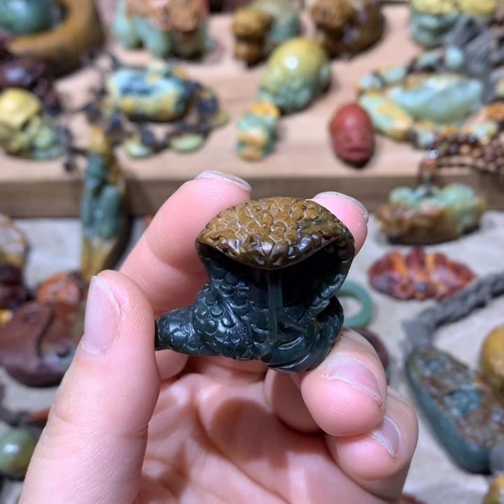 未镶嵌岫岩河磨玉（透闪石质玉）把件