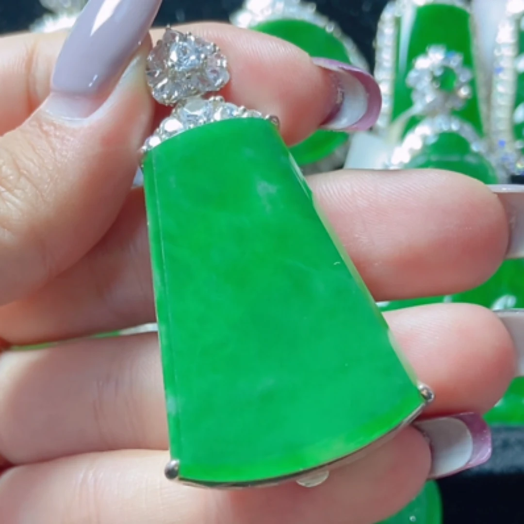 天然A货翡翠吊坠