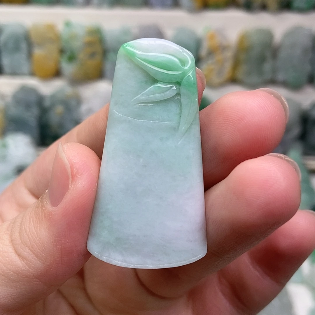 翡翠未镶嵌吊坠(赠链)