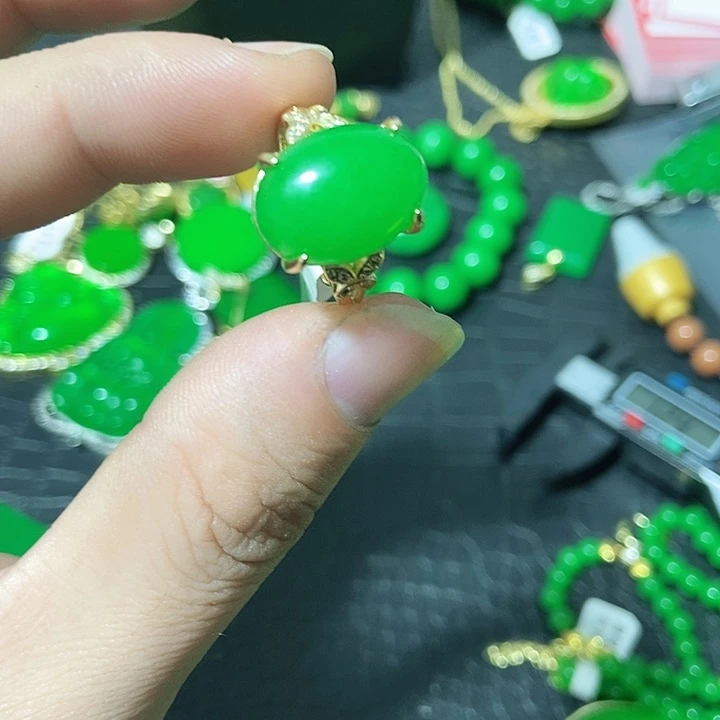 翡翠14K金镶嵌颈饰戒指