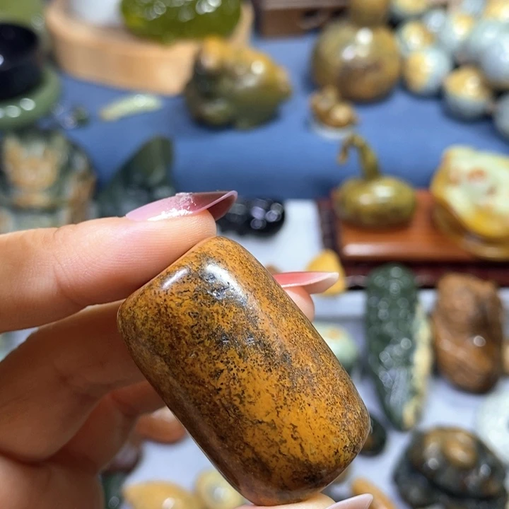 未镶嵌岫岩河磨玉（透闪石质玉）挂件