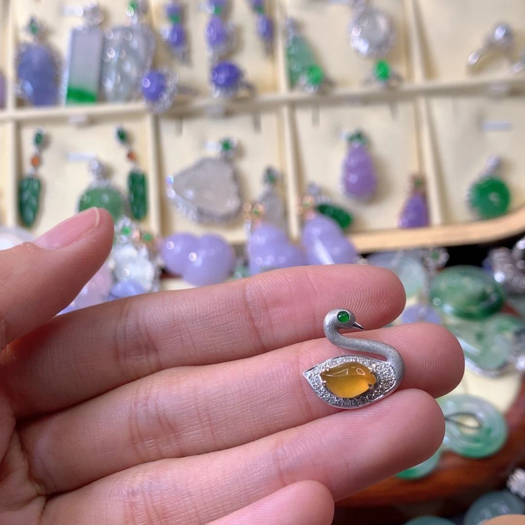 翡翠颈饰18K金镶嵌吊坠