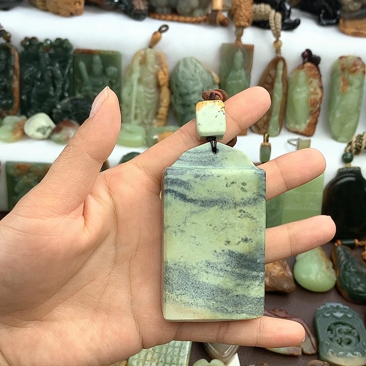未镶嵌岫岩河磨玉（透闪石质玉）把件