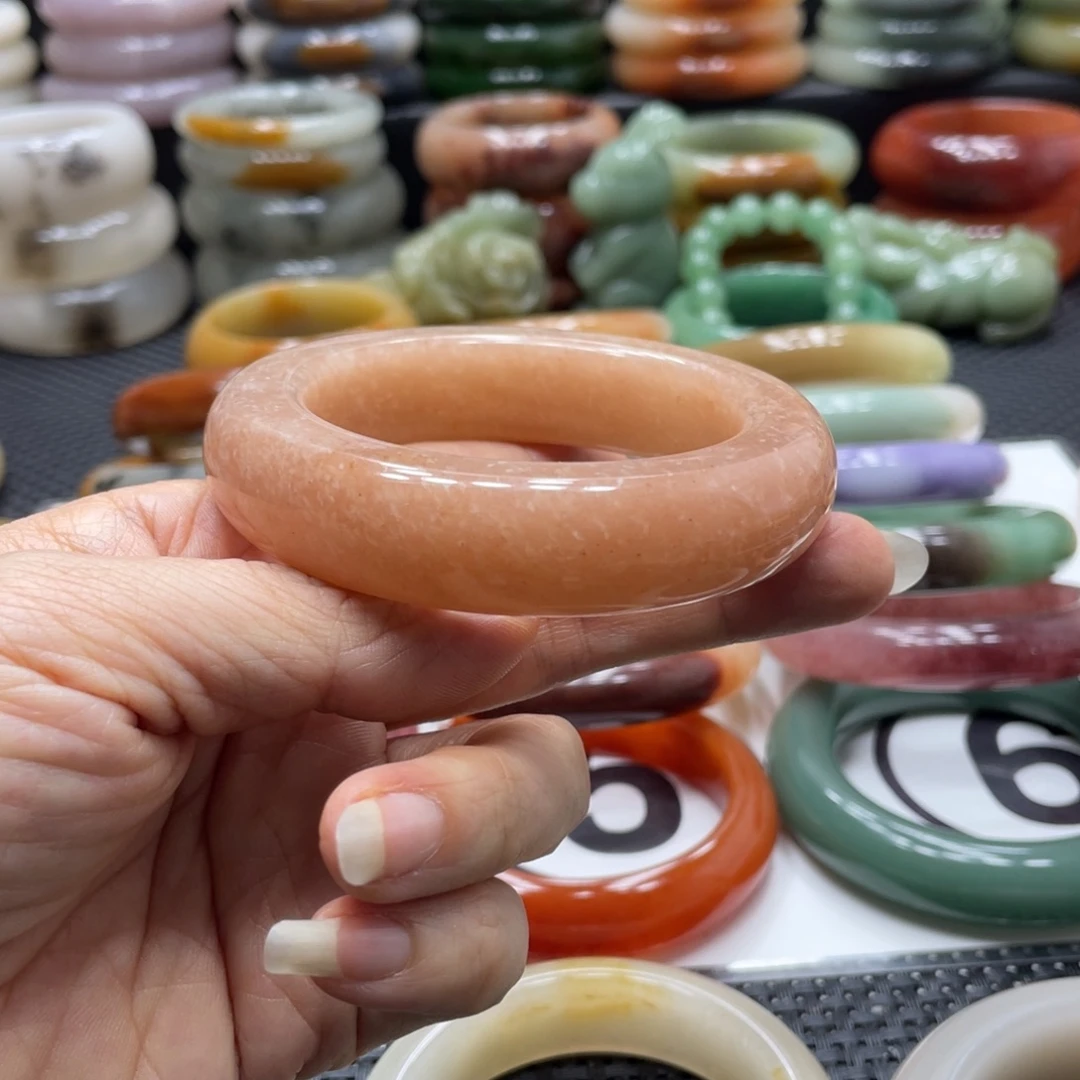 浅***香石英岩玉未镶嵌手镯