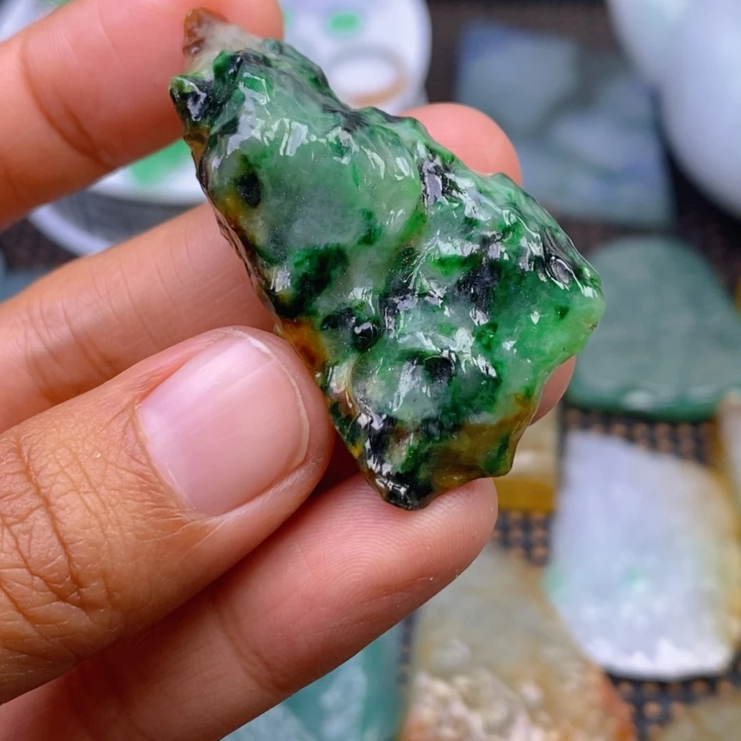 翡翠颈饰未镶嵌格**格翡翠