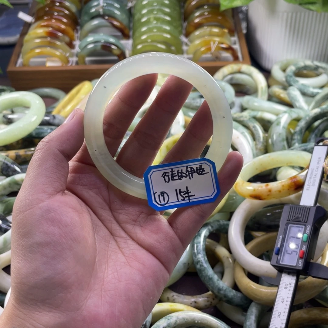 行***娃蛇纹石玉未镶嵌手镯