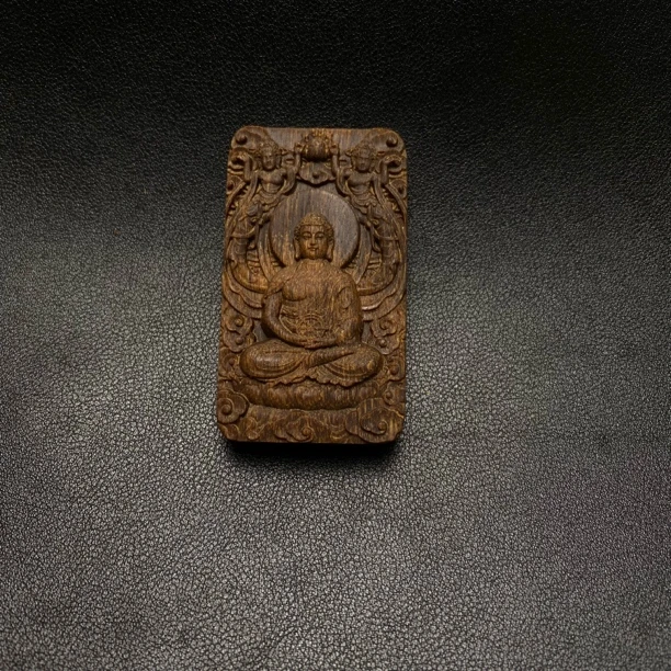 白棋雕刻大日牌吊坠