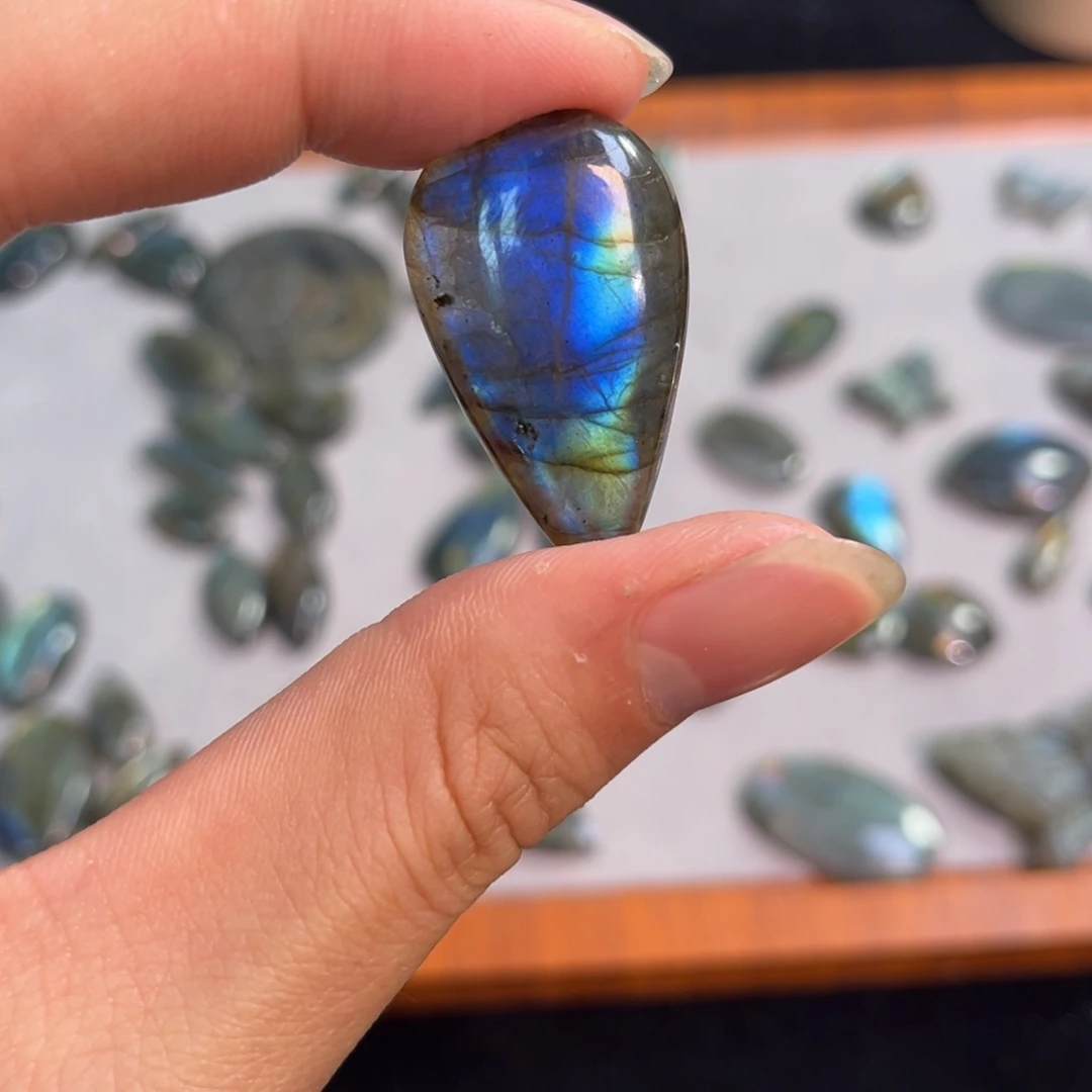 拉长石吊坠未镶嵌倚*