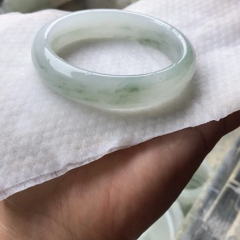 石英质玉（金丝玉）手镯未镶嵌憨*宝