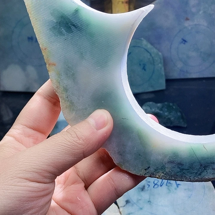 翡翠未镶嵌颈饰毛料11